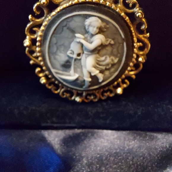 Cameo Brooch or Pendant, Boy w/ Waterpitcher, Goldtone, Unbranded. - Picture 9 of 13